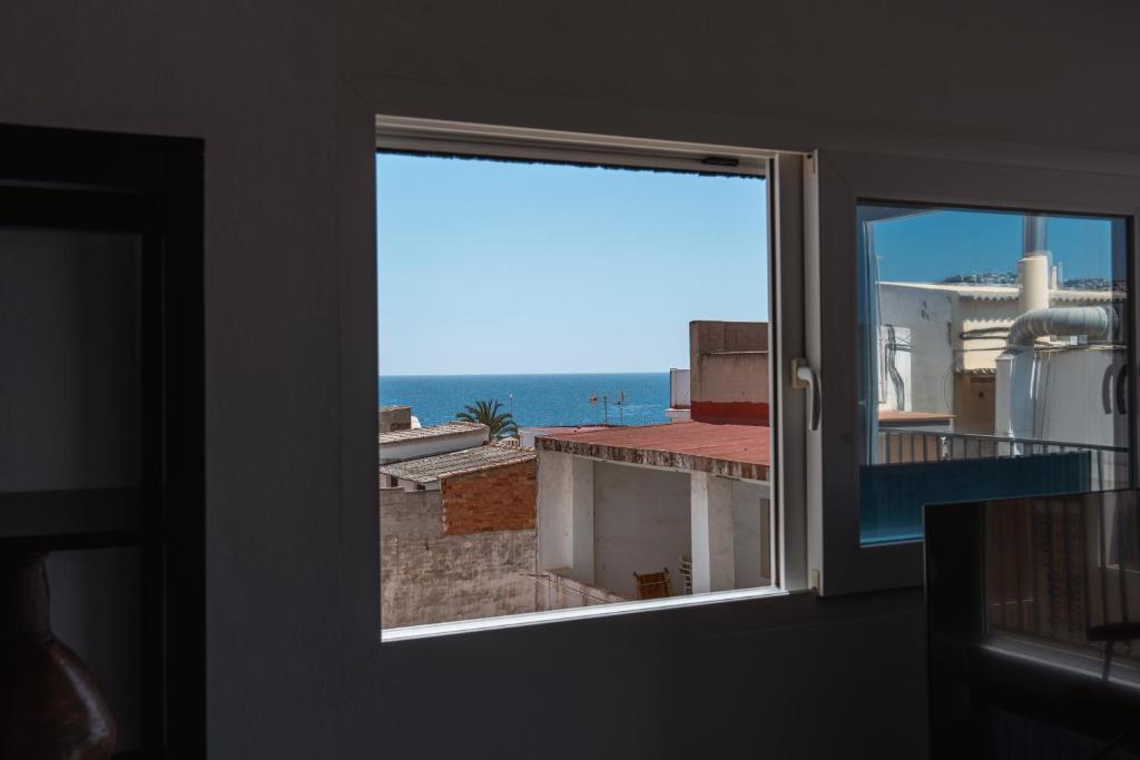 Uma vista do mar tirada do hotel