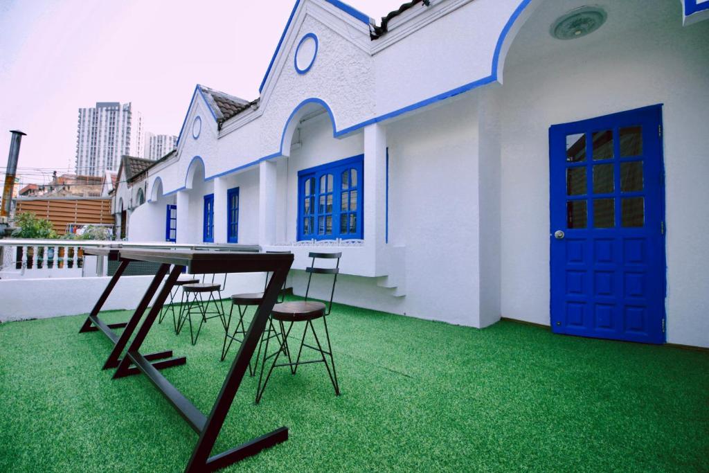 a table and chairs on the side of a building at 曼谷市中心大空间6卧室花园泳池别墅 in Bangkok