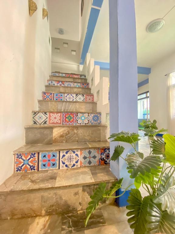 a stairway with tiled steps in a house at 曼谷市中心大空间6卧室花园泳池别墅 in Bangkok