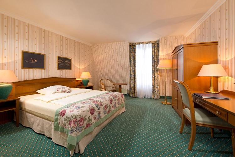 Postel nebo postele na pokoji v ubytování Hotel am Schlosspark