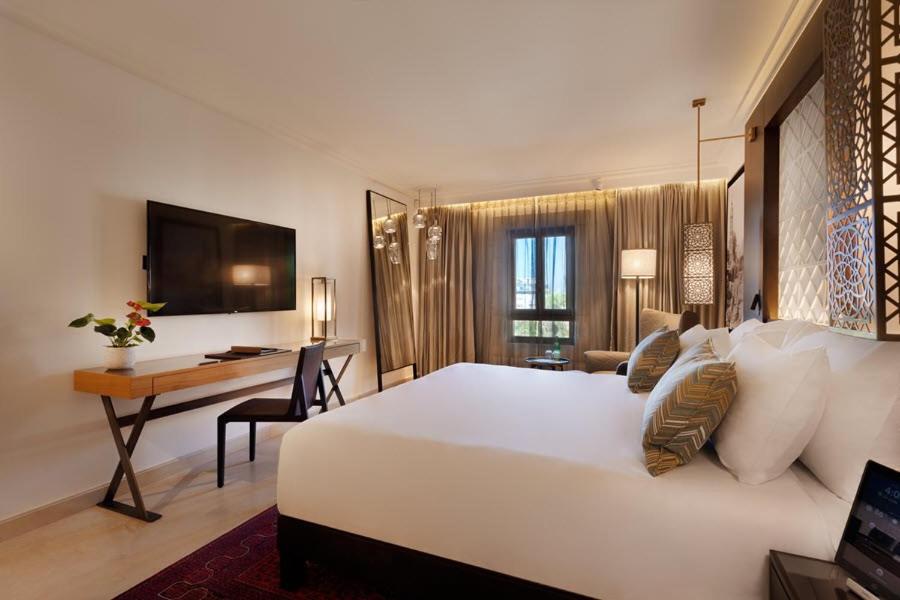 Postel nebo postele na pokoji v ubytování The Setai Tel Aviv, a Member of the leading hotels of the world