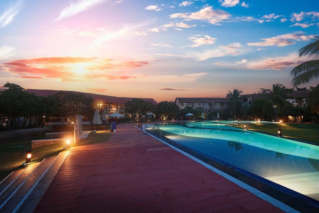 Bazén v ubytování The Calm Resort & Spa nebo v jeho okolí