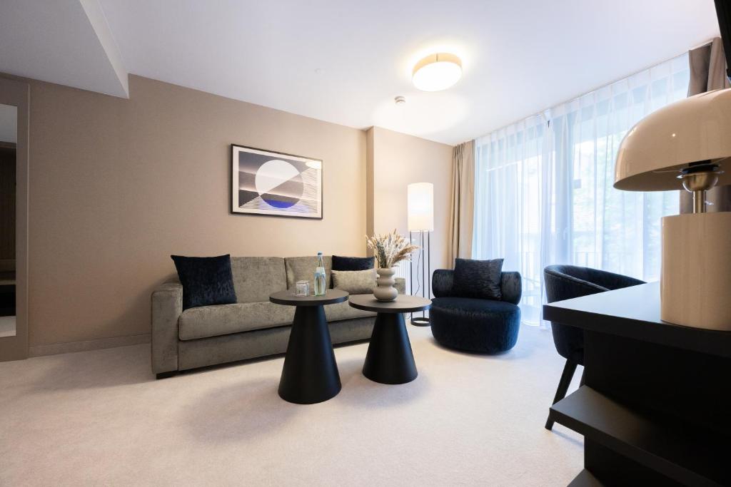 Posezení v ubytování Hotel Kronjuwel by BRIGHT - NEU RENOVIERT - NEWLY RENOVATED