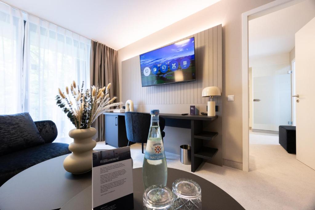 TV a/nebo společenská místnost v ubytování Hotel Kronjuwel by BRIGHT - NEU RENOVIERT - NEWLY RENOVATED