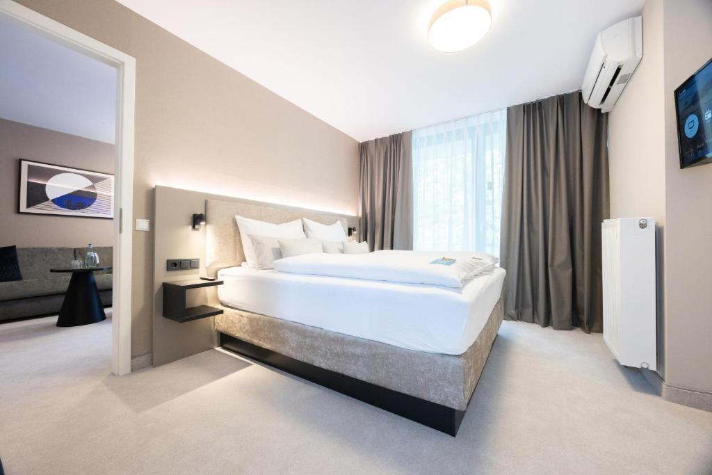 Postel nebo postele na pokoji v ubytování Hotel Kronjuwel by BRIGHT - NEU RENOVIERT - NEWLY RENOVATED