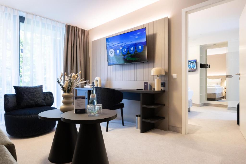 TV a/nebo společenská místnost v ubytování Hotel Kronjuwel by BRIGHT - NEU RENOVIERT - NEWLY RENOVATED