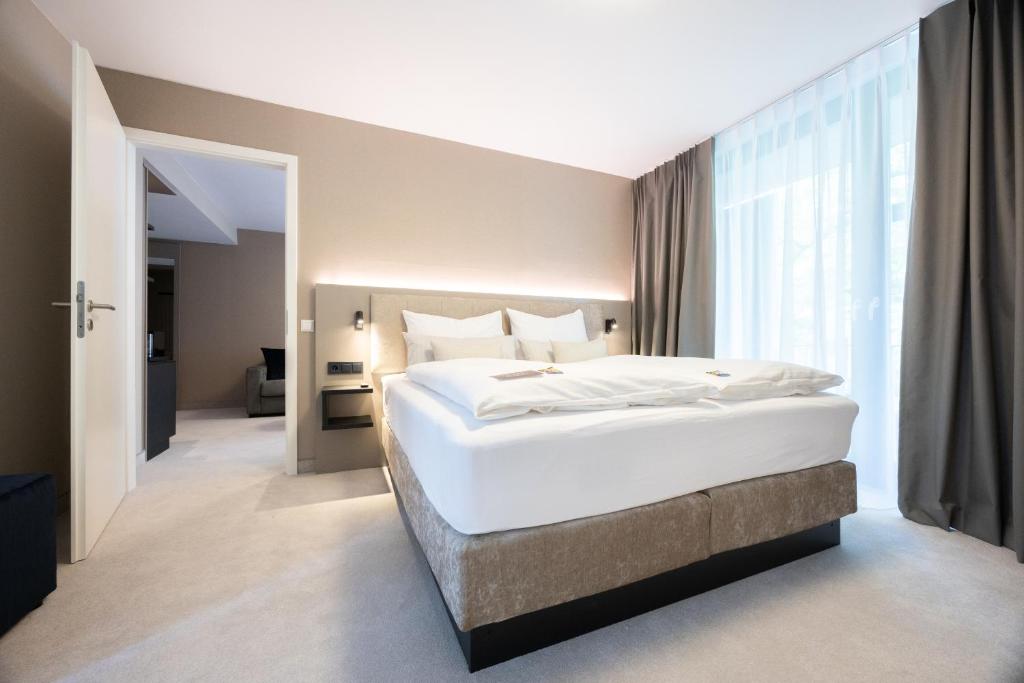 Postel nebo postele na pokoji v ubytování Hotel Kronjuwel by BRIGHT - NEU RENOVIERT - NEWLY RENOVATED