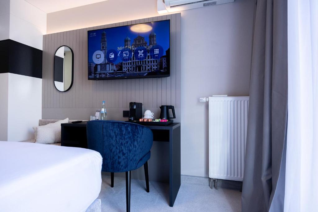 Postel nebo postele na pokoji v ubytování Hotel Kronjuwel by BRIGHT - NEU RENOVIERT - NEWLY RENOVATED