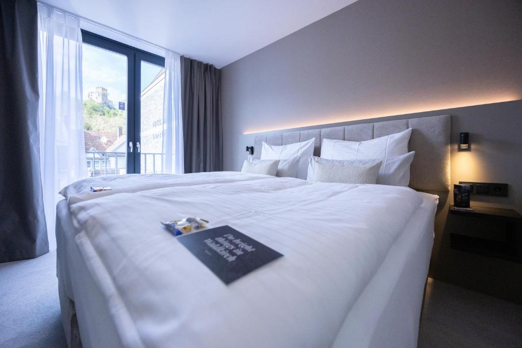 Postel nebo postele na pokoji v ubytování Hotel Kronjuwel by BRIGHT - NEU RENOVIERT - NEWLY RENOVATED