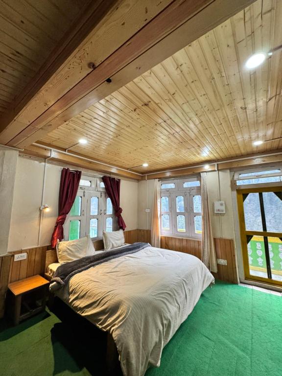 Postel nebo postele na pokoji v ubytování Kasolbackpackers