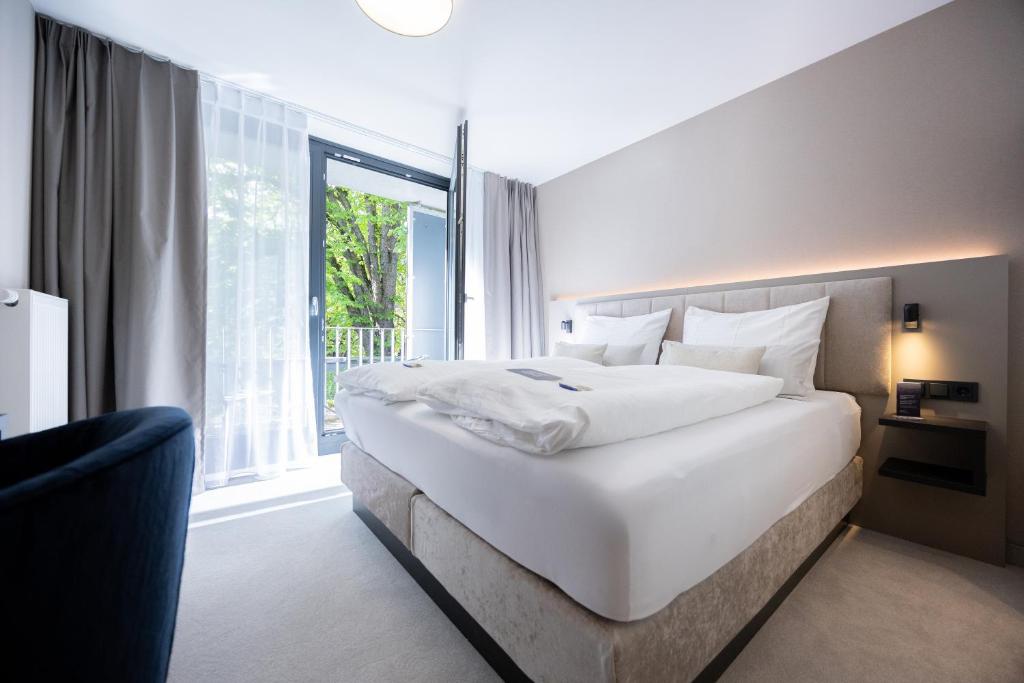 Postel nebo postele na pokoji v ubytování Hotel Kronjuwel by BRIGHT - NEU RENOVIERT - NEWLY RENOVATED