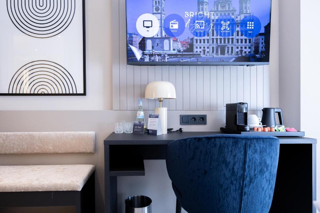 Příslušenství pro přípravu čaje a kávy v ubytování Hotel Kronjuwel by BRIGHT - NEU RENOVIERT - NEWLY RENOVATED