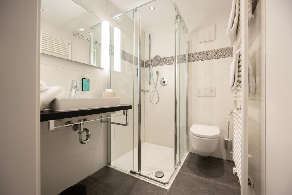 Koupelna v ubytování Hotel Kronjuwel by BRIGHT - NEU RENOVIERT - NEWLY RENOVATED