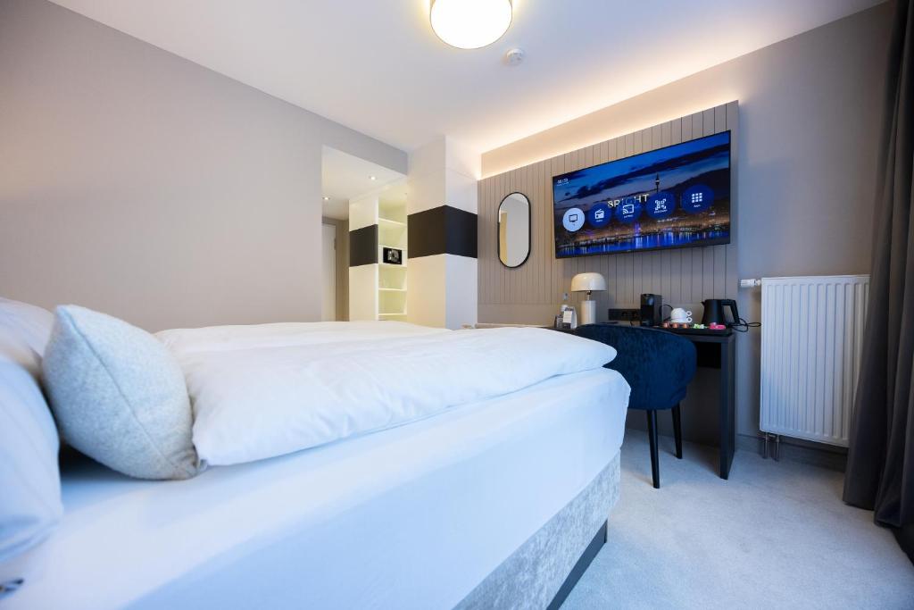 Postel nebo postele na pokoji v ubytování Hotel Kronjuwel by BRIGHT - NEU RENOVIERT - NEWLY RENOVATED