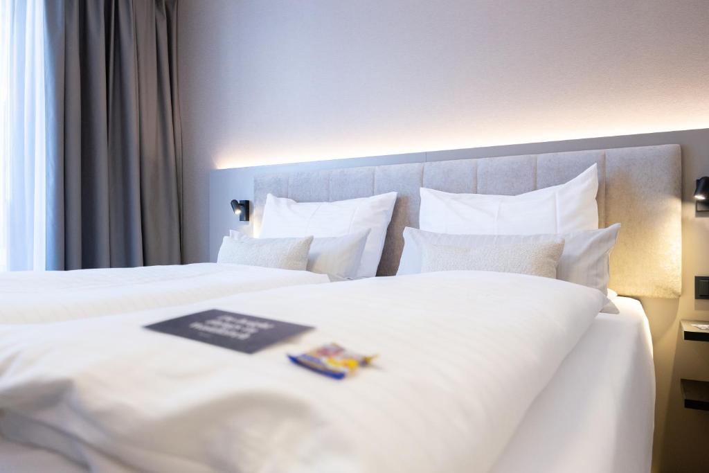 Postel nebo postele na pokoji v ubytování Hotel Kronjuwel by BRIGHT - NEU RENOVIERT - NEWLY RENOVATED