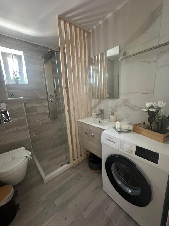 Stella & Eleni Suite With Shared Pool & Open View的一间浴室