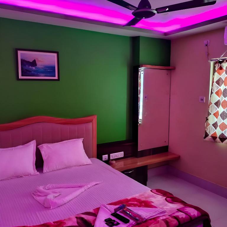 Postel nebo postele na pokoji v ubytování Roxy Hotel - Near New Digha Beach