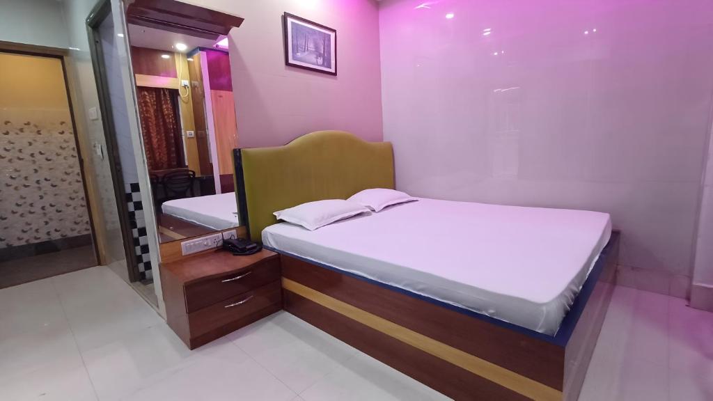 Postel nebo postele na pokoji v ubytování Roxy Hotel - Near New Digha Beach