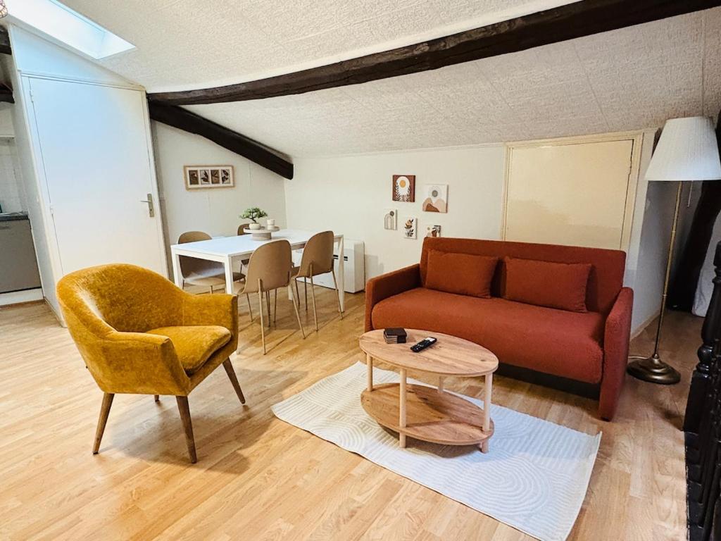 Χώρος καθιστικού στο Appartement Proche Place Soult l 2 CH l Climatisé