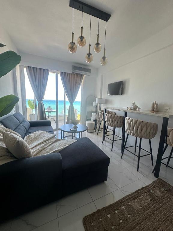 Stella & Eleni Suite With Shared Pool & Open View的休息区