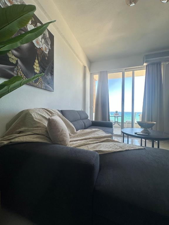 Stella & Eleni Suite With Shared Pool & Open View的休息区