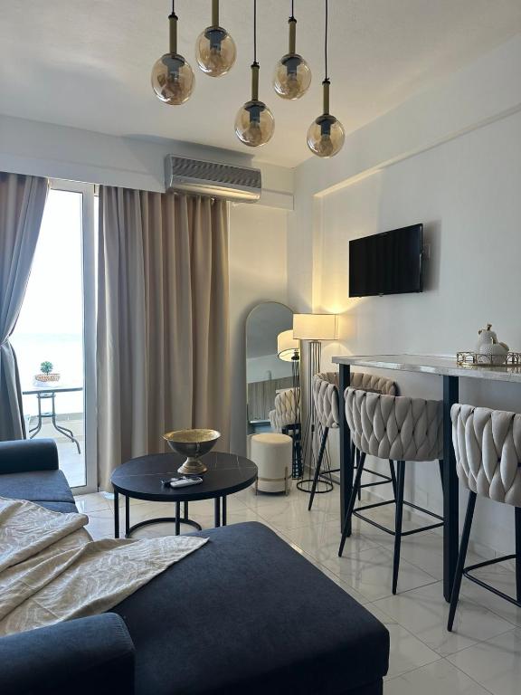 Stella & Eleni Suite With Shared Pool & Open View的电视和/或娱乐中心
