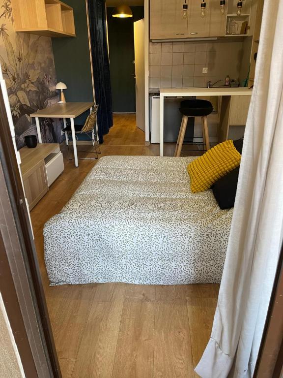 une chambre avec un lit au milieu d'une cuisine dans l'établissement T1 with loggiaJapanese Garden-TBS, à Toulouse