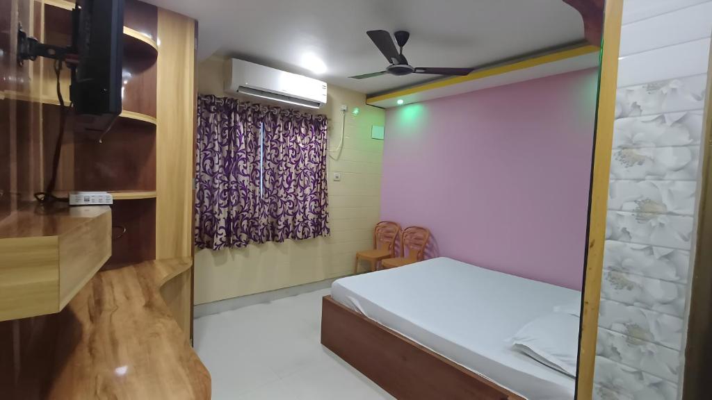 Postel nebo postele na pokoji v ubytování Roxy Hotel - Near New Digha Beach
