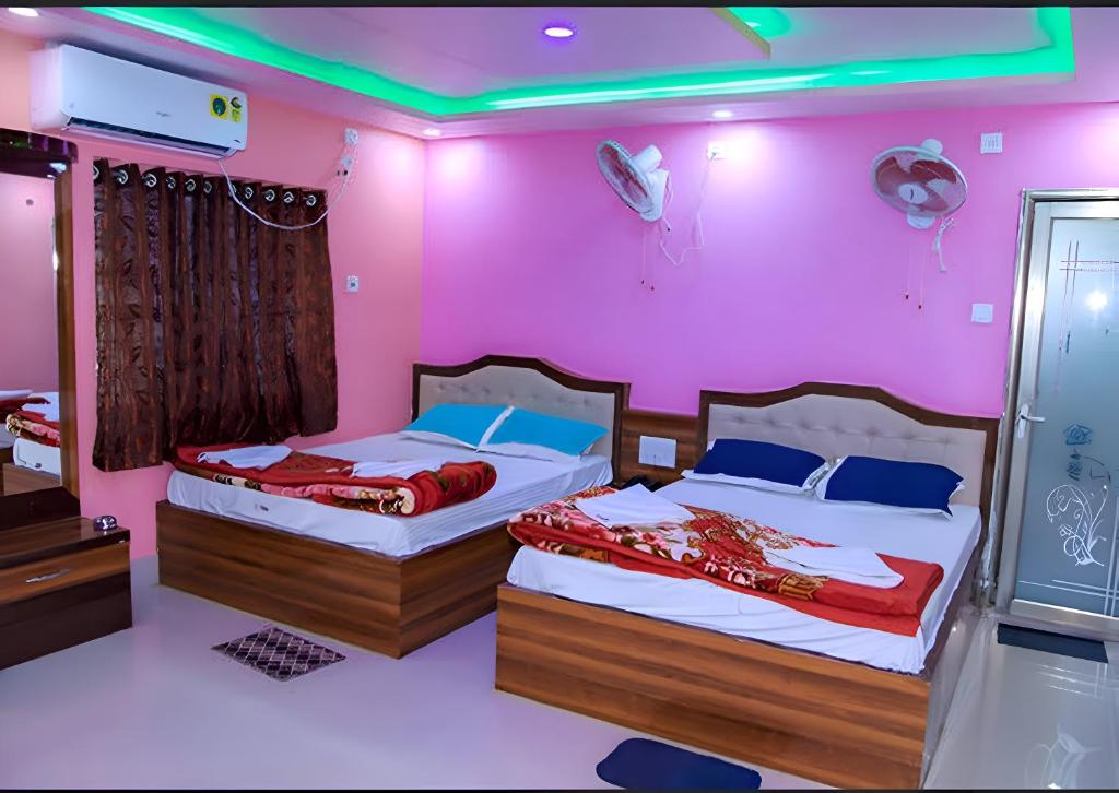 Postel nebo postele na pokoji v ubytování Roxy Hotel - Near New Digha Beach