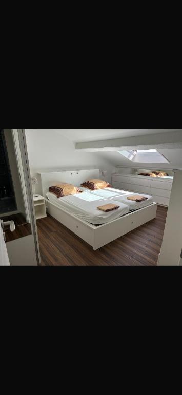 une chambre avec un lit blanc dans une pièce dans l'établissement Duplexmoderne1minutedesplages, à Théoule-sur-Mer