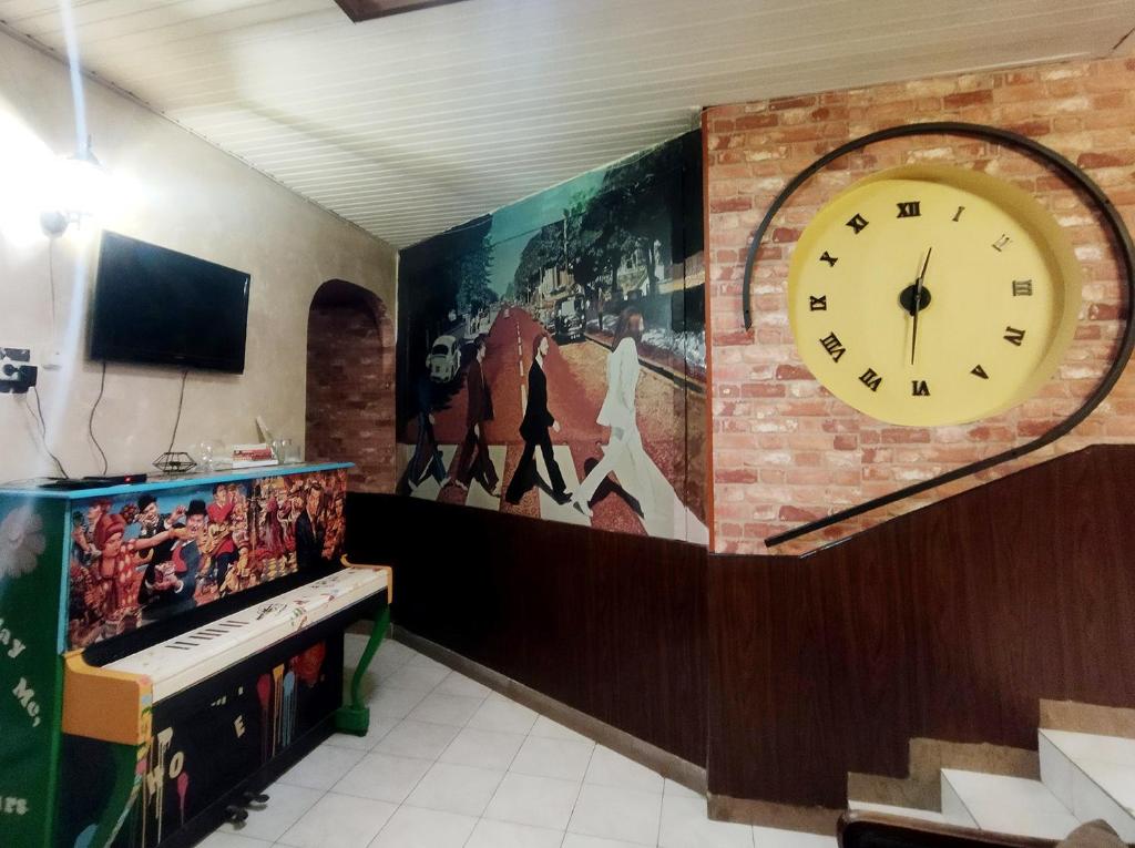 TV a/nebo společenská místnost v ubytování Grammy Hostel Residence