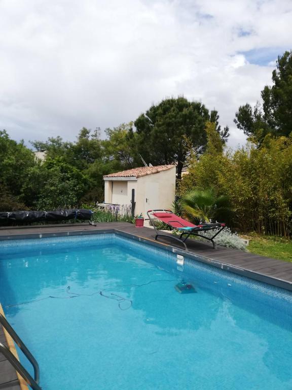 - une grande piscine dans une cour avec une maison dans l'établissement Comme un avant-goût du Nirvana, à Canet