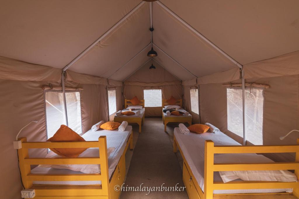 Postel nebo postele na pokoji v ubytování Himalayan Bunker Nubra II