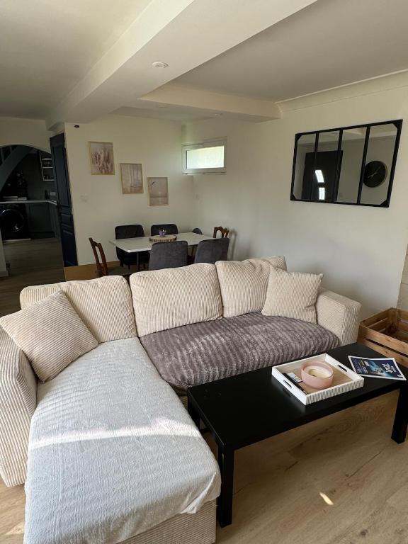 un salon avec un canapé et une table dans l'établissement Maison de ville Saumur, à Saumur