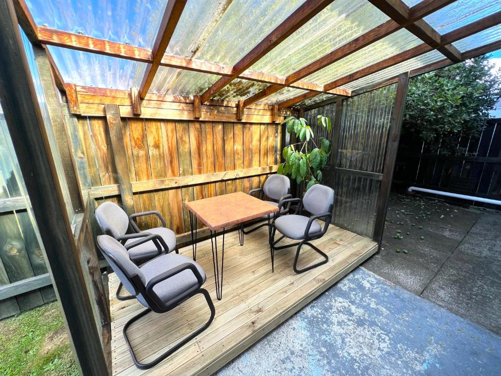 Rotorua Holiday Home - Prime Location - With Garden - Resim 32