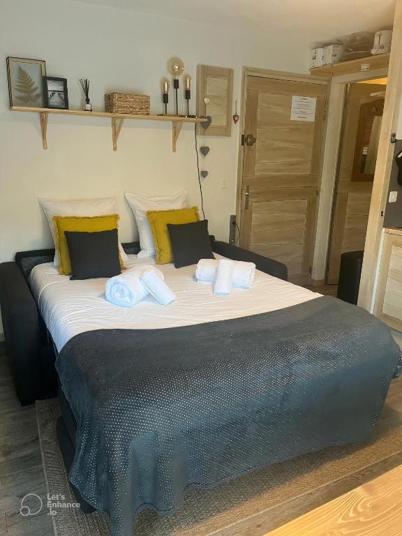 Postel nebo postele na pokoji v ubytování Cosy studio, idéal détente, rando, VTT et ski