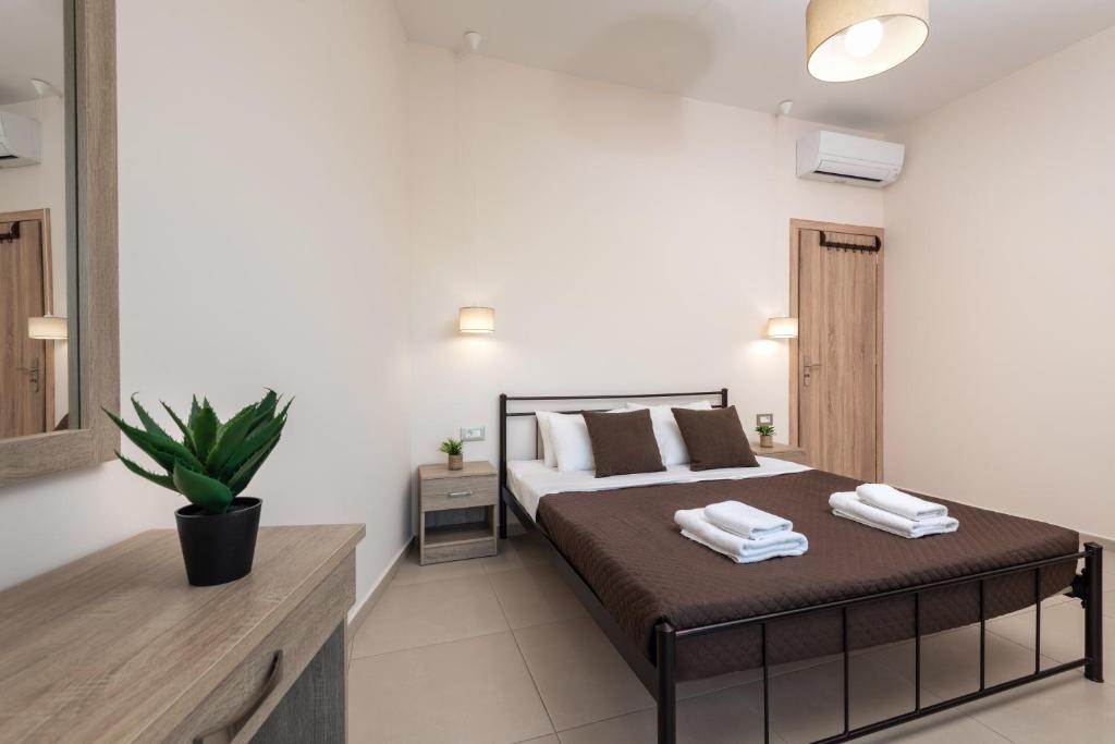 Ein Bett oder Betten in einem Zimmer der Unterkunft Katsaros Luxury Apts 5 min walk to beach