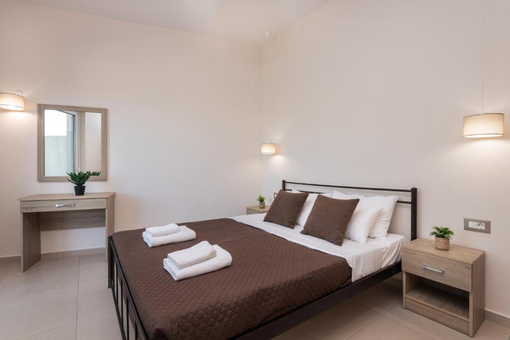 Ein Bett oder Betten in einem Zimmer der Unterkunft Katsaros Luxury Apts 5 min walk to beach