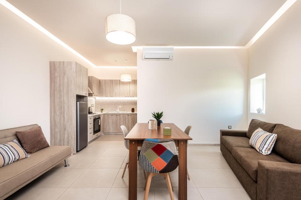 Ein Sitzbereich in der Unterkunft Katsaros Luxury Apts 5 min walk to beach