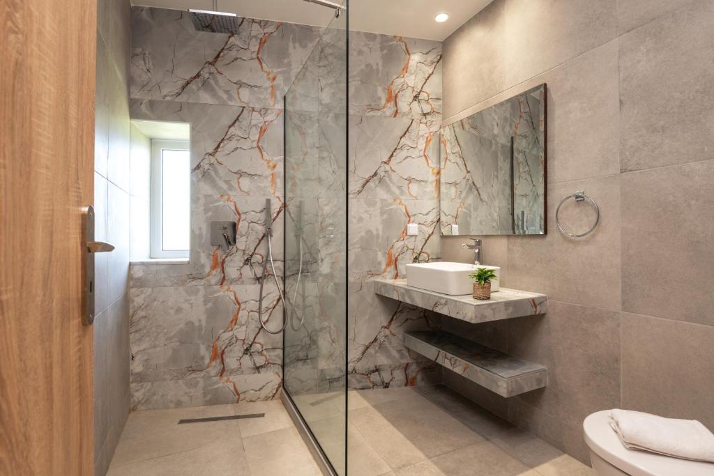 Ein Badezimmer in der Unterkunft Katsaros Luxury Apts 5 min walk to beach