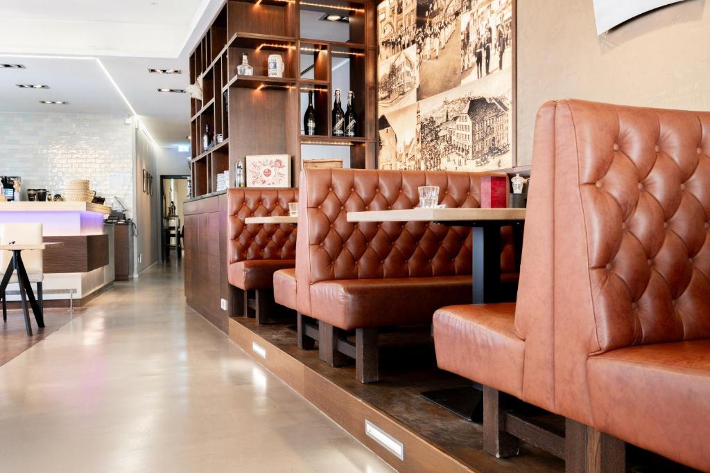 Posezení v ubytování Hotel Kronjuwel by BRIGHT - NEU RENOVIERT - NEWLY RENOVATED