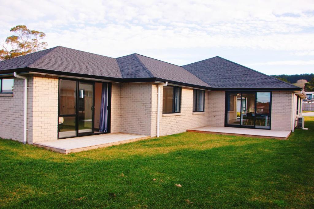 Modern Chic - Ideal Location - 5 Bedrooms - In Rotorua - Hizvo
