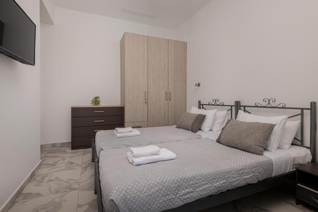 Ein Bett oder Betten in einem Zimmer der Unterkunft Katsaros Luxury Apts 5 min walk to beach