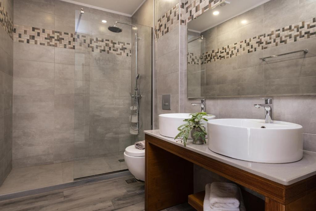 Ein Badezimmer in der Unterkunft Katsaros Luxury Apts 5 min walk to beach