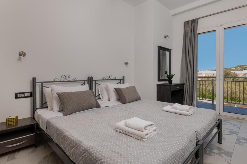Ein Bett oder Betten in einem Zimmer der Unterkunft Katsaros Luxury Apts 5 min walk to beach