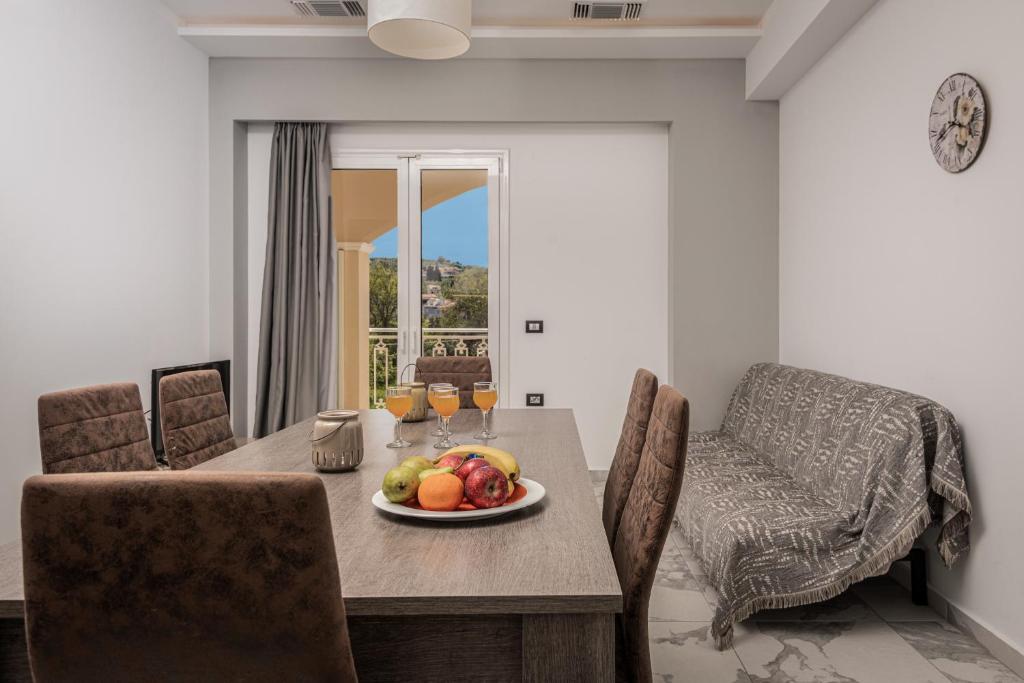 Ein Sitzbereich in der Unterkunft Katsaros Luxury Apts 5 min walk to beach