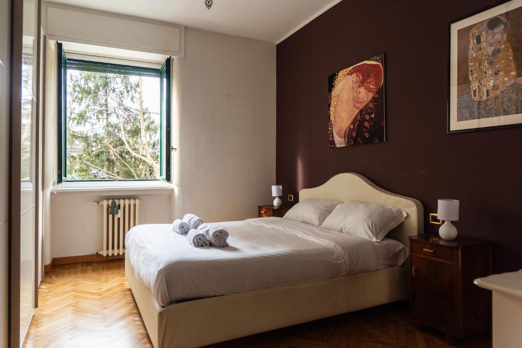 a bedroom with a bed and a window at Youhosty - Val Passiria 4 in Milan