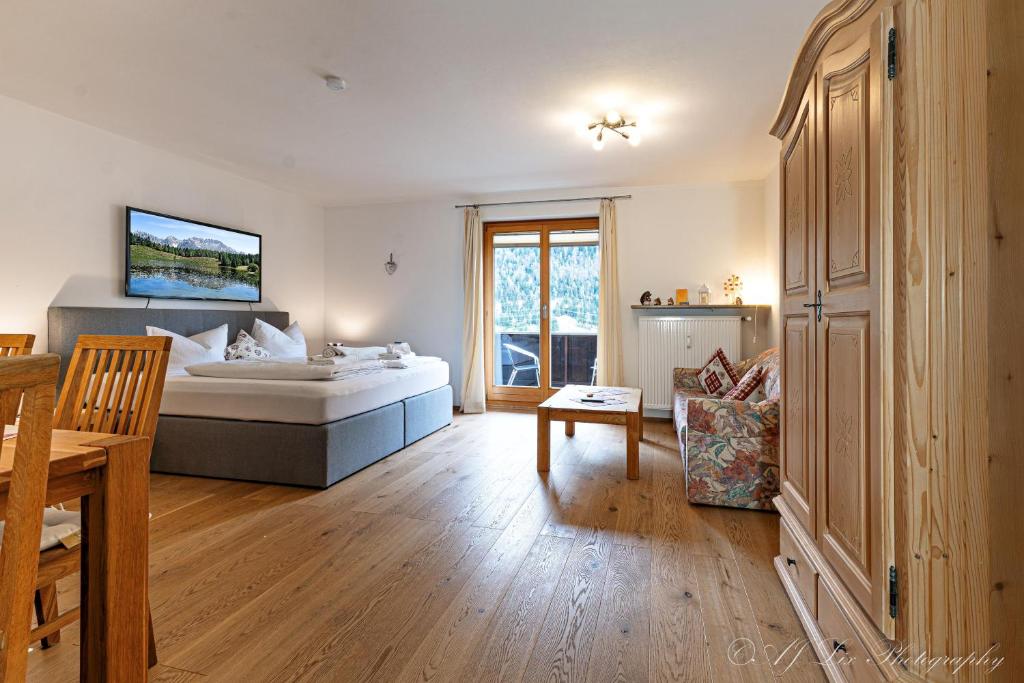 een hotelkamer met een bed en een raam bij Fewo Isabella in Mittenwald