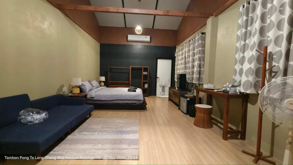 Postel nebo postele na pokoji v ubytování 17องศา คาร์เฟ่