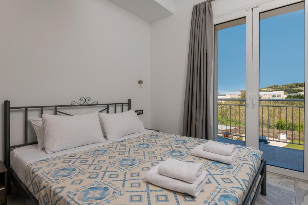 Ein Bett oder Betten in einem Zimmer der Unterkunft Katsaros Luxury Apts 5 min walk to beach